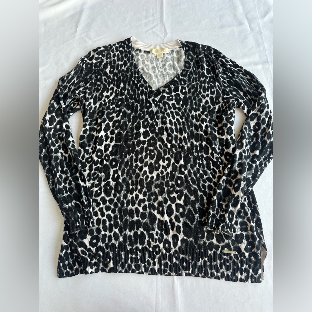 Michael Kors Black and White Leopard V-Neck Sweater Size Medium